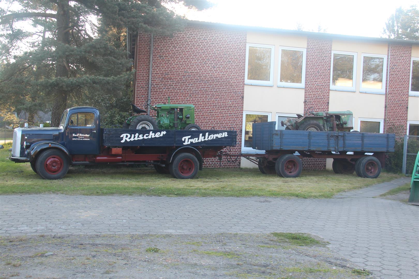 Ritscher LKW mit Anhänger