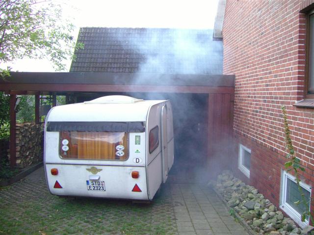 Carport im Kaltstart-Nebel