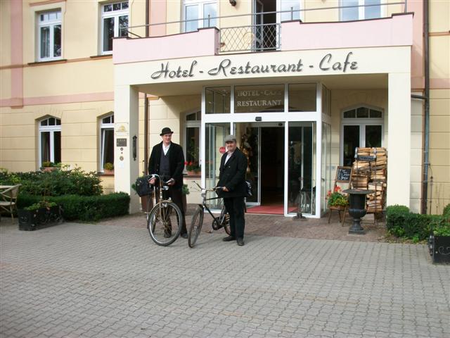 Vor dem Hotel