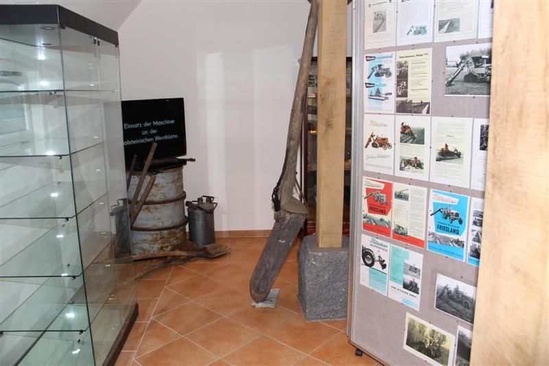Blick in die Ausstellung, Grabenreinigung