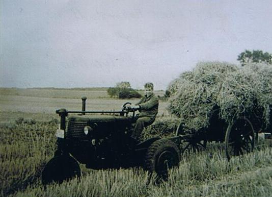 N14 mit Heuwagen