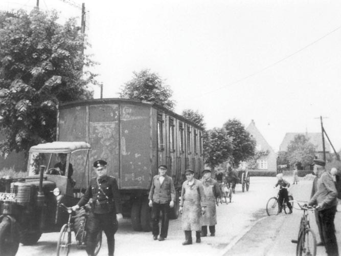 1951 Schwertransport mit dem Ritscher unter Polizeischutz