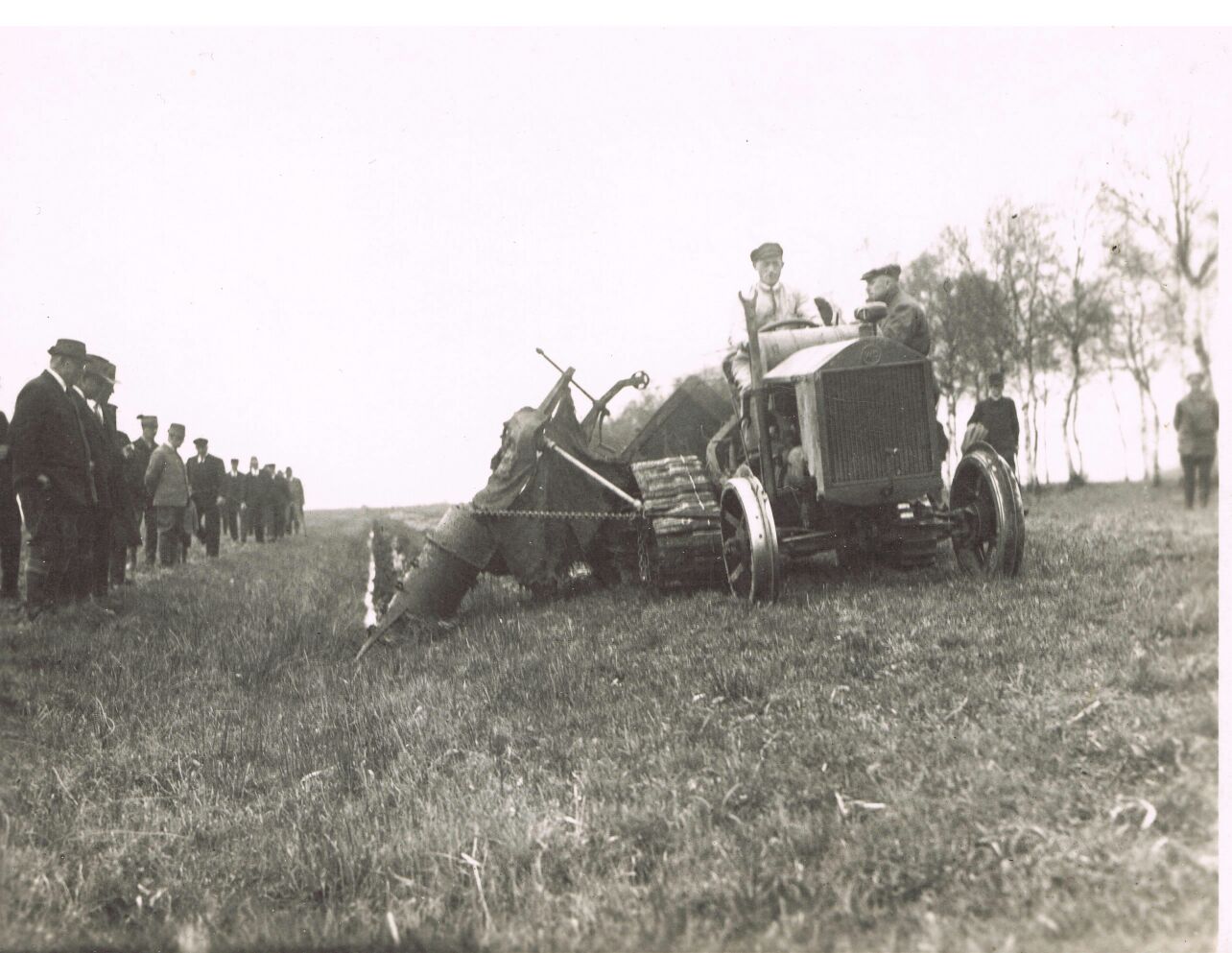 Hanomag WD mit Halbraupe und Grabenschnecke