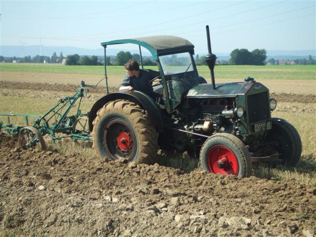 Hanomag AR38 beim Pflügen