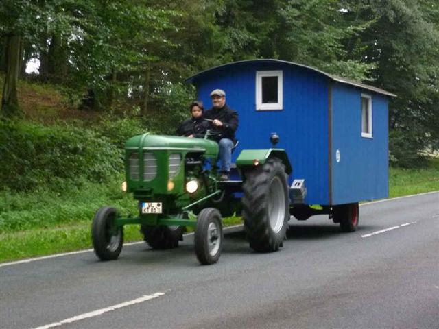 832 mit Bauwagen