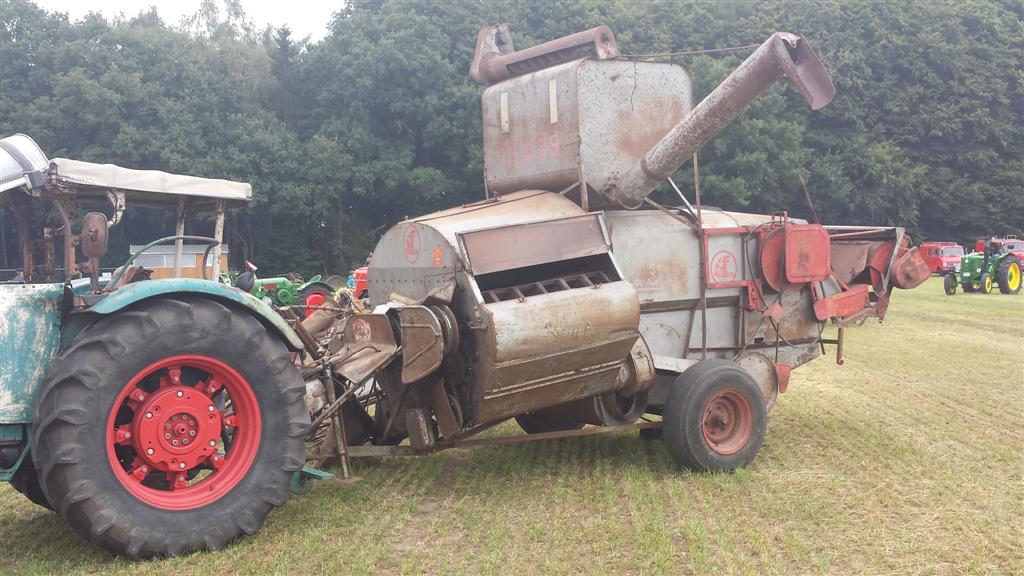 gezogener Claas Mähdrescher