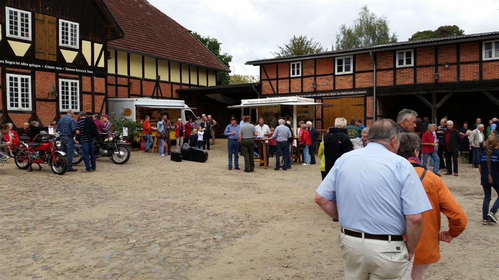 Besucher im Hof