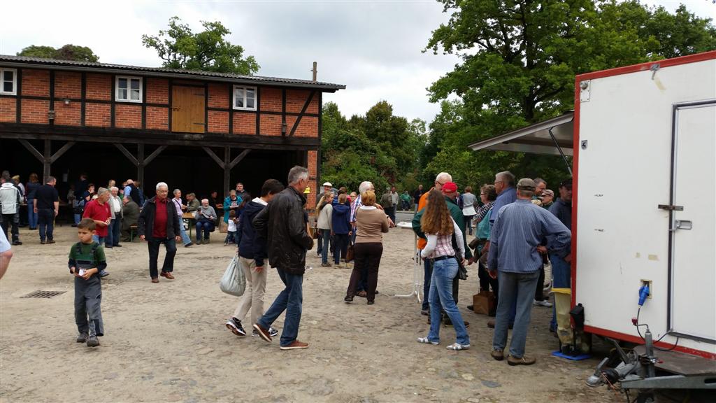 Besucher im Hof