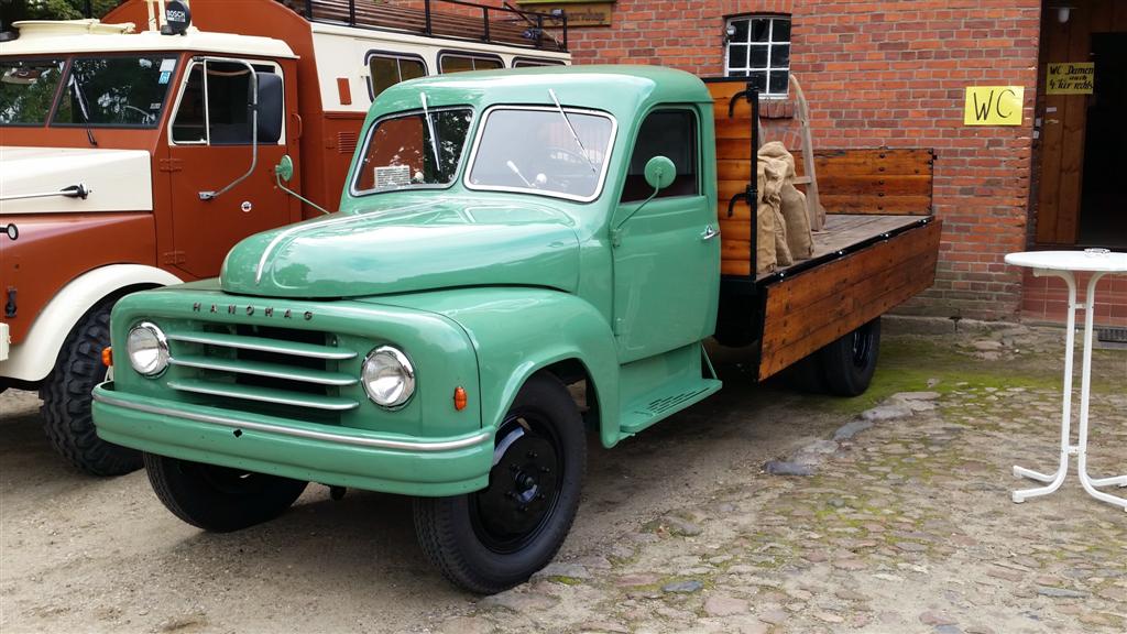 top restaurierter Hanomag L28 mit zeitgenössischer Ladung