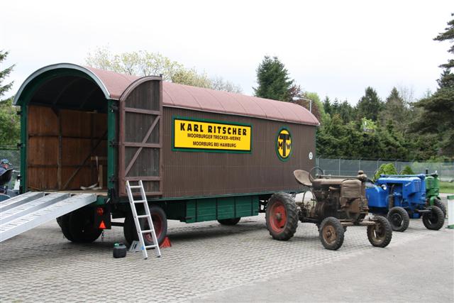 Ausladen des Packwagens