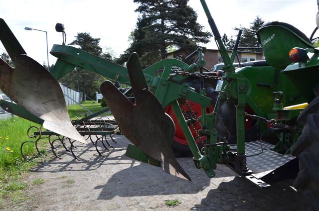 Pflug und Grubber am Schlepper
