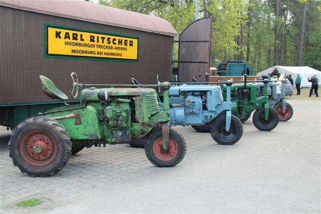 Dreiräder vor dem Packwagen