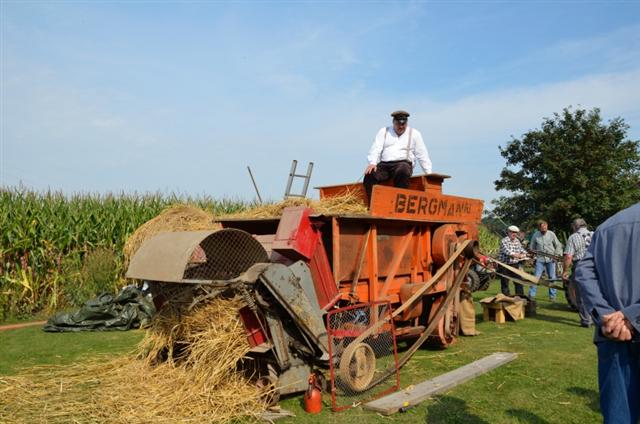 hinten am Dreschkasten ein Claas Garbenbinder