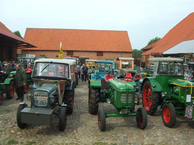 Schlepper auf Hof geparkt
