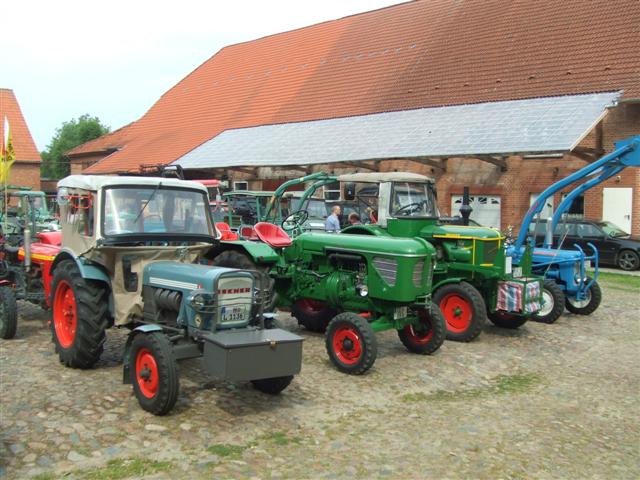 Schlepper auf Hof geparkt