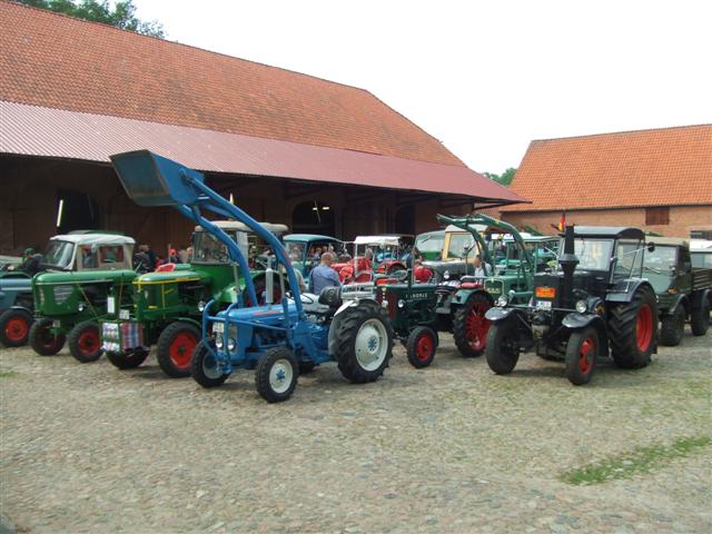 Schlepper auf Hof geparkt