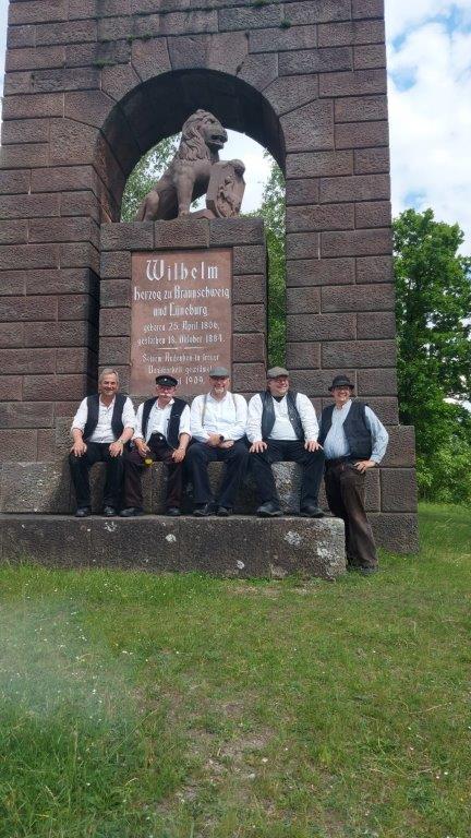 Ritscherfreunde am Denkmal