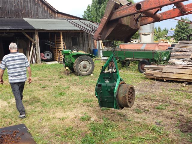 Motor schwebt am Haken ein